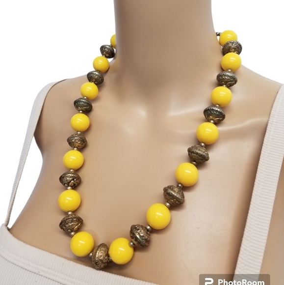VINTAGE YELLOW/ORANGE ACRYLIC BEAD & SILVERTONED BEAD ORNATE CHUNKY NECKLACE - Picture 2 of 5